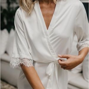 LEROSE WHITE JOSIE SATIN LACE TRIM ROBE (XS/S)